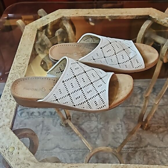 Baretraps White slide sandals size 6.5 - Picture 5 of 8
